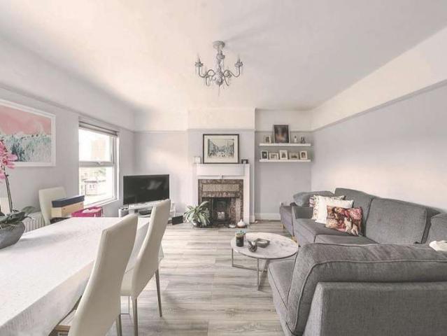Apartment for sale in Mill Hill, Greater London