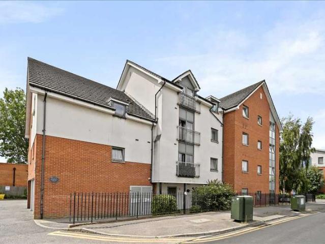 Apartment for sale in Rosehill, Greater London