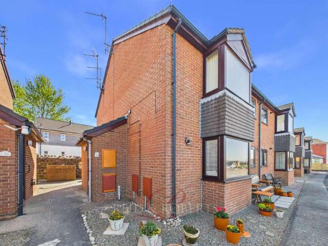 Apartment for sale in Coedpoeth, Wales