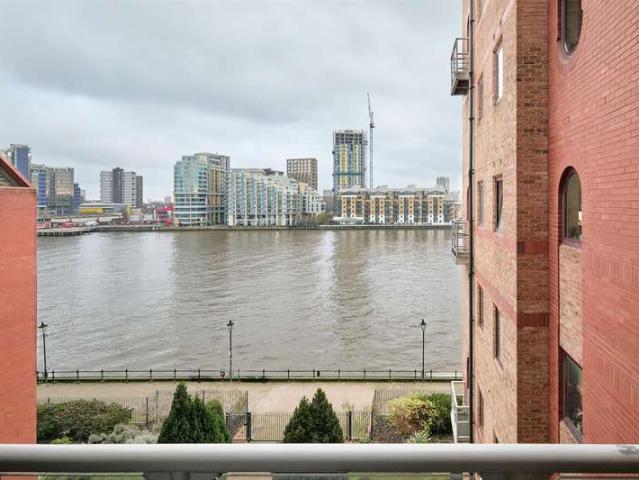 Apartment for sale in Sands End, Greater London