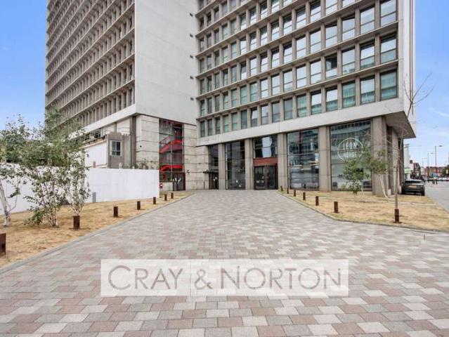Apartment for sale in London Borough of Croydon, Waddon