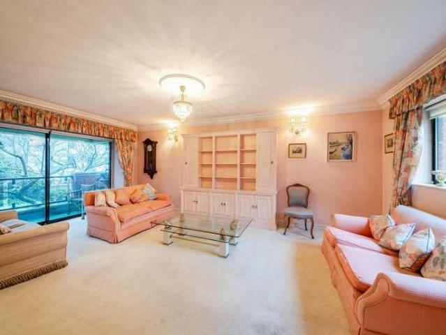 Apartment for sale in London Borough of Barnet, Greater London