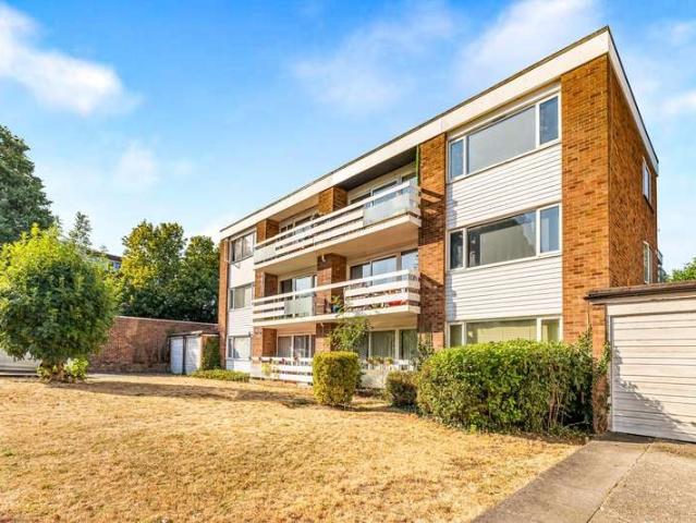 Apartment for sale in Woodford Green, Greater London
