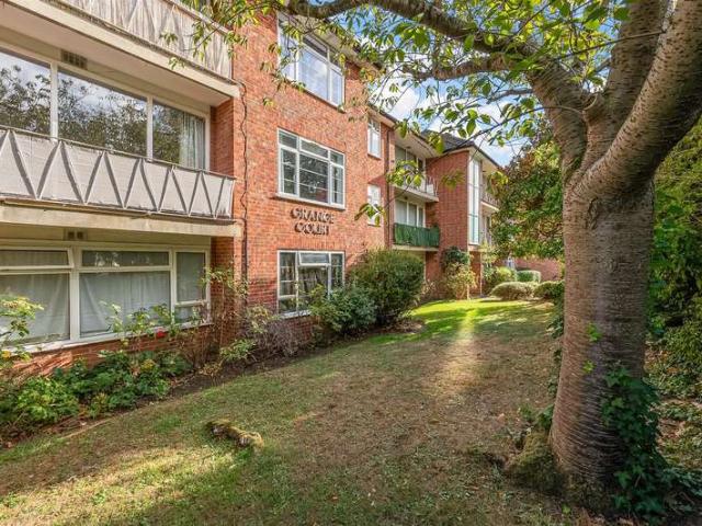Apartment for sale in London Borough of Sutton, Greater London
