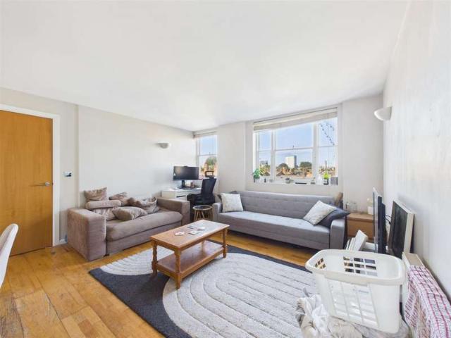 Apartment for sale in Mile End, Greater London