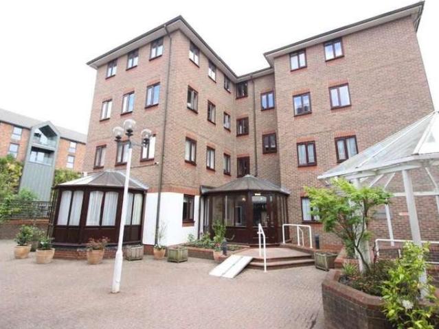 Apartment for sale in Woodcote, Epsom