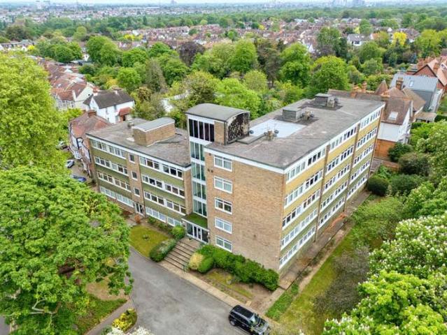 Apartment for sale in Wanstead, Greater London