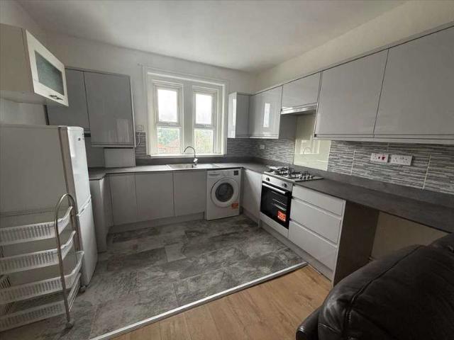 Apartment for rent in Burnt Oak, Greater London