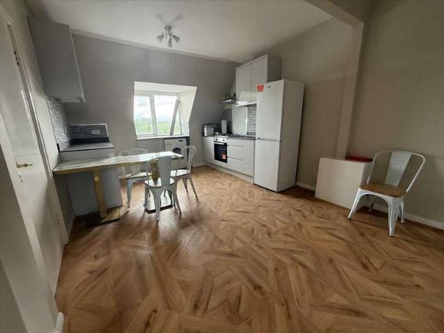 Apartment for rent in Burnt Oak, Greater London