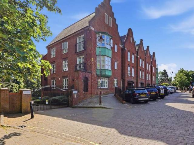 Apartment for sale in Radlett, Hertsmere