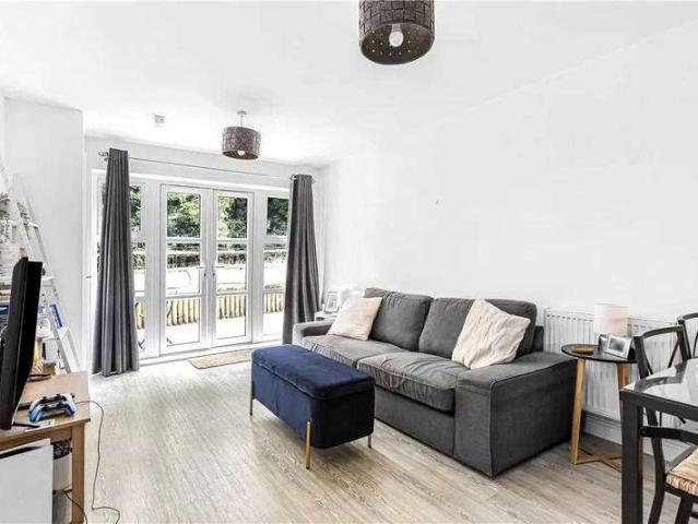 Apartment for sale in Row Town, Surrey