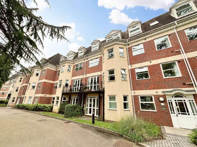 Apartment for sale in Heol-las, Surrey