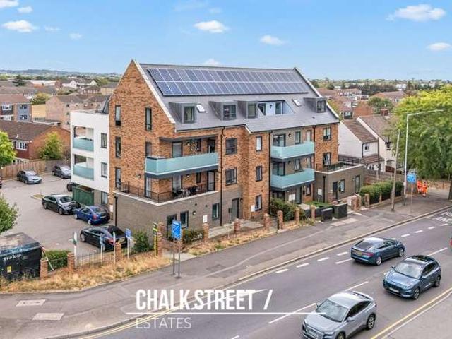 Apartment for sale in Gallows Corner, Greater London