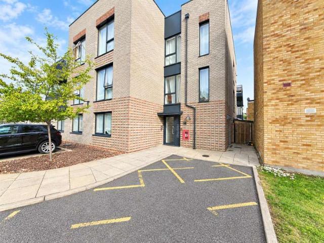 Apartment for sale in London Borough of Ealing, Greenford
