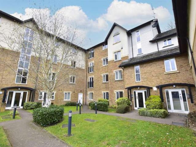 Apartment for sale in Pouchen End, Hertfordshire