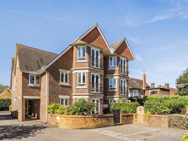 Apartment for sale in Emmbrook, Wokingham