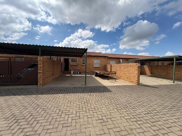 Apartment for sale in Mohlakeng, Gauteng