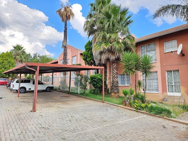 Apartment for sale in Roodepoort Apartment for sale in Roodepoort