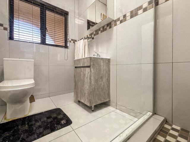 Apartment for sale in Kingsburgh, Kwazulu-natal