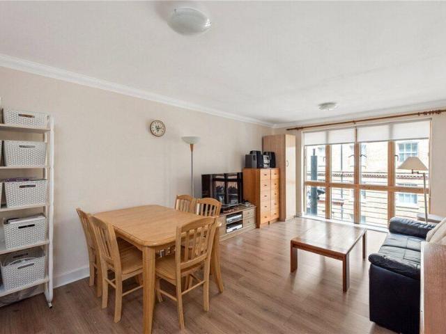 Apartment for sale in Cat Hill, England