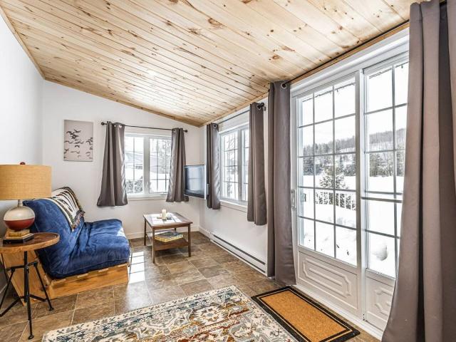 Apartment for rent in Val-des-monts, Quebec