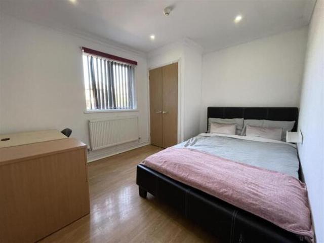 Apartment for rent in Roath, Wales