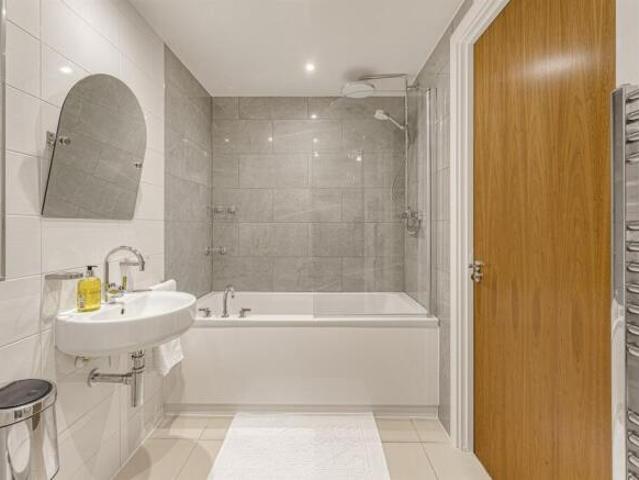 Apartment for rent in Cat Hill, England