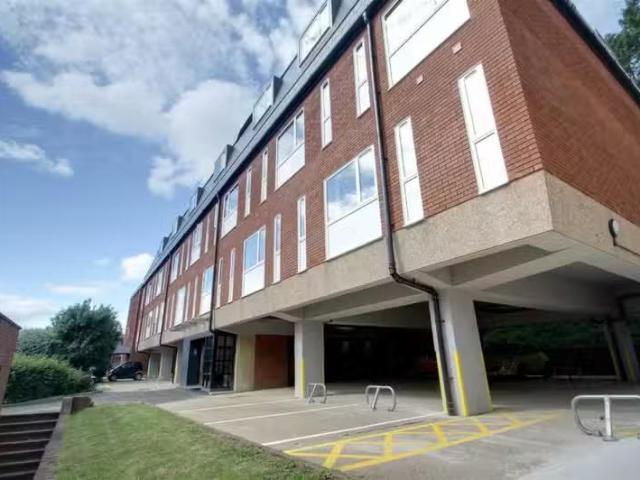 Apartment for rent in Hatching Green, Five Acres
