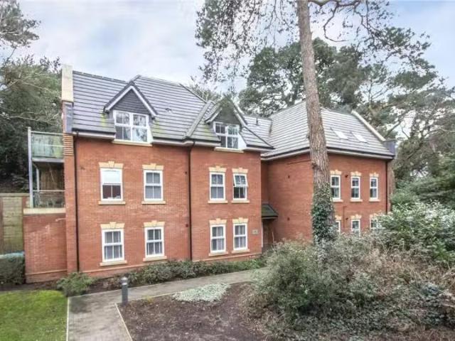 Apartment for rent in London Borough of Merton, Merton Park