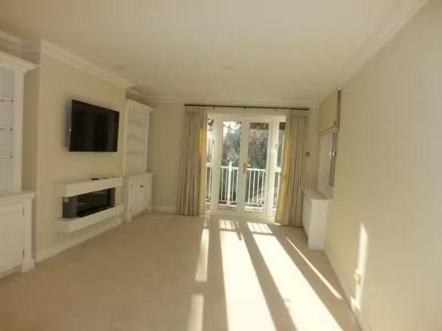 Apartment for rent in Blackhills, Surrey