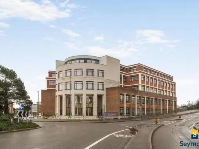 Apartment for rent in Row Town, Surrey