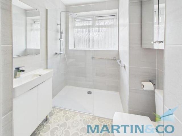 Apartment for rent in Calderstones, Paradise