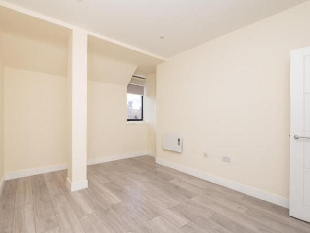 Apartment for rent in Cheam, Greater London
