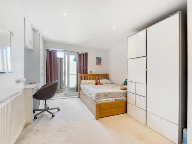 Apartment for rent in Cheam, Greater London