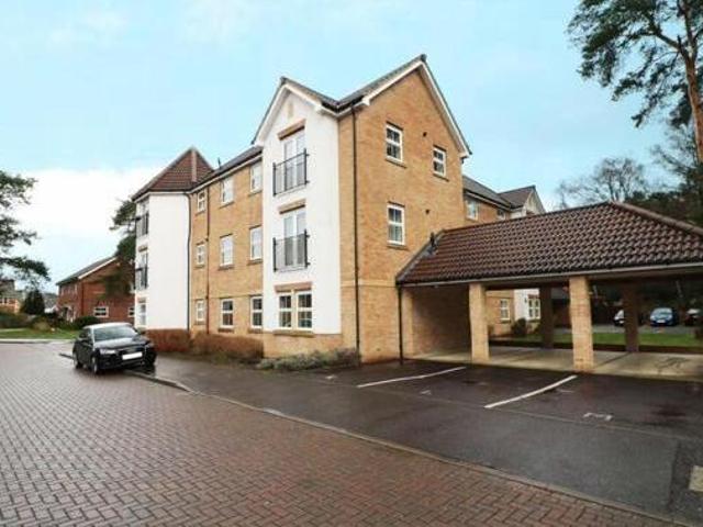 House for rent in The Crescent, Farnborough