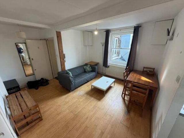 Apartment for rent in Cat Hill, England