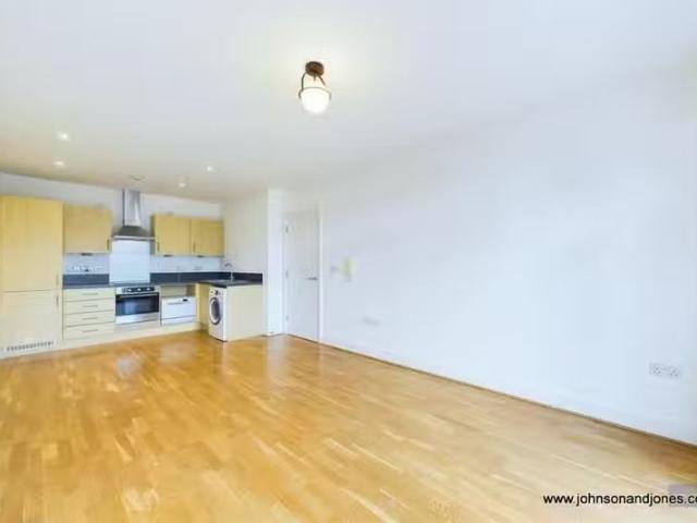 Apartment for rent in Row Town, Surrey