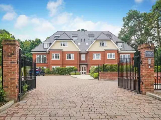 Apartment for rent in Blackhills, Surrey