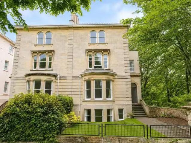 Apartment for rent in Row Town, Surrey