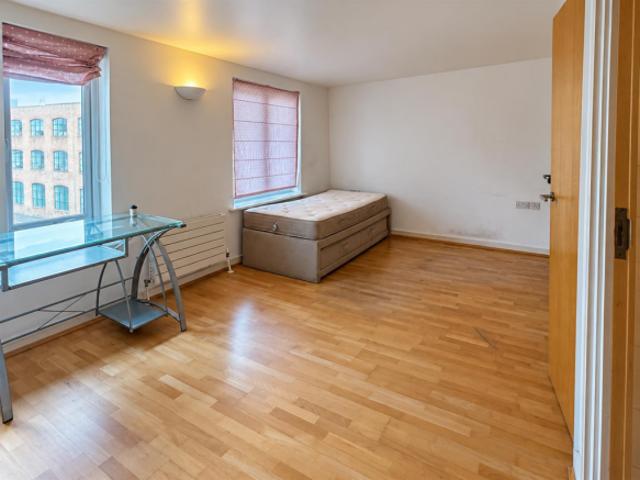Apartment for rent in Cat Hill, England