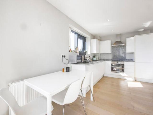 Apartment for rent in Cat Hill, England