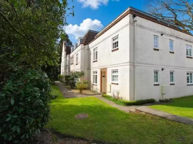Apartment for rent in Heol-las, Surrey