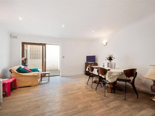 Apartment for rent in Cat Hill, England