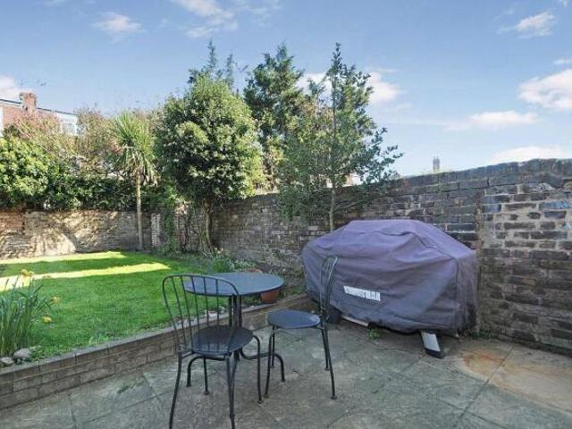 Apartment for rent in Cat Hill, England