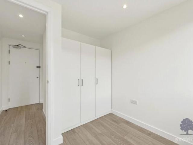 Apartment for rent in North Cheam, Greater London
