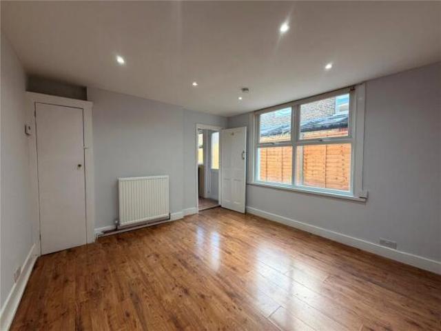 Apartment for rent in Cat Hill, England