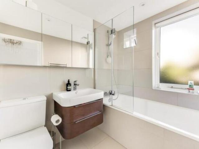 Apartment for rent in Cat Hill, England