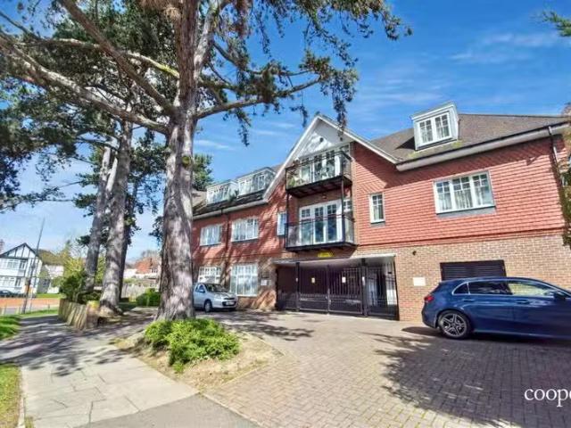 Apartment for rent in Hatch End, Greater London