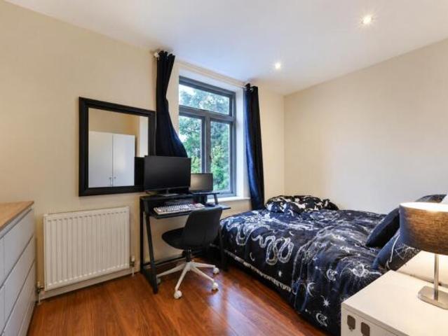 Apartment for rent in Cat Hill, England