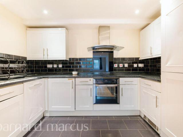 Apartment for rent in Benhilton, Greater London
